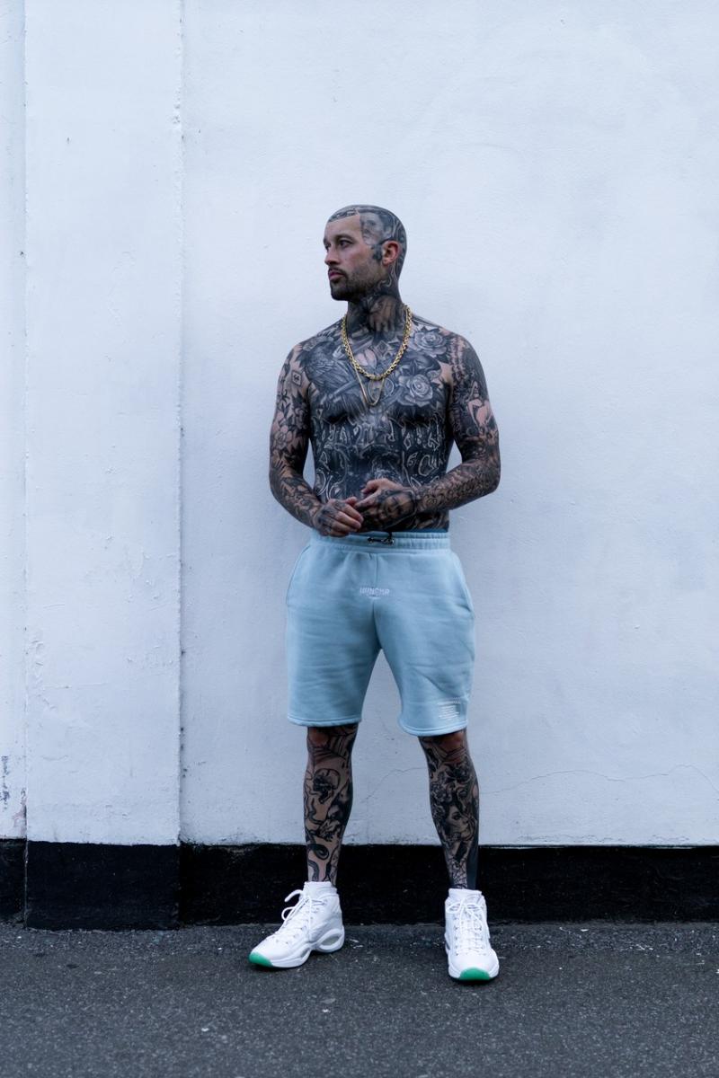 Karac Wilson, profesorul plin de tatuaje, fotografiat din profil