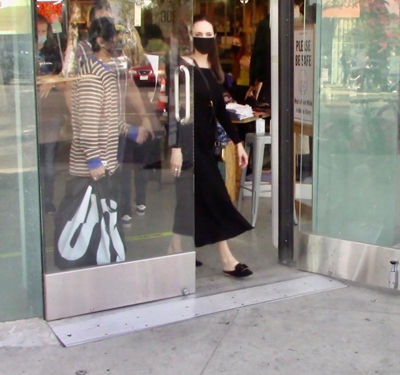 Angelina Jolie, fotografiata in timp ce se afla la cumparaturi