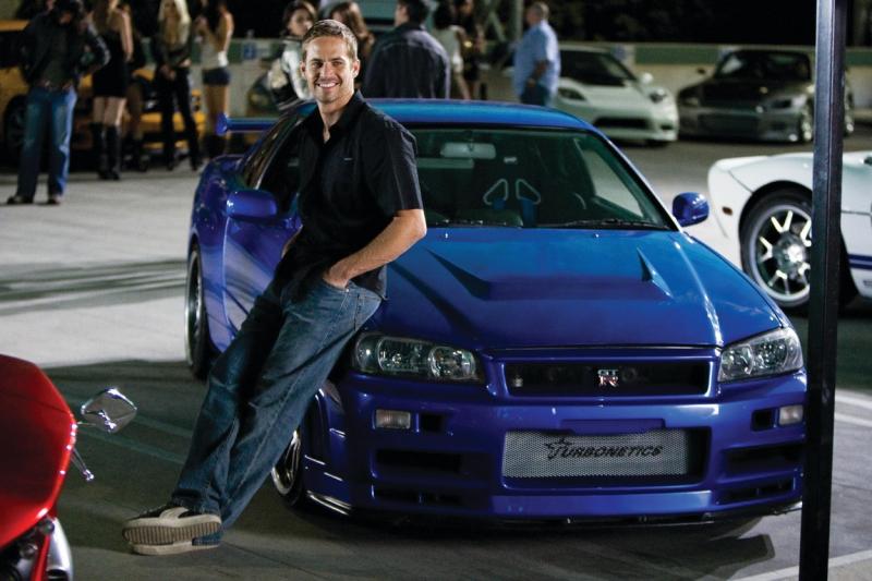 Paul Walker, lângă mașină, în primul film Fast & Furious