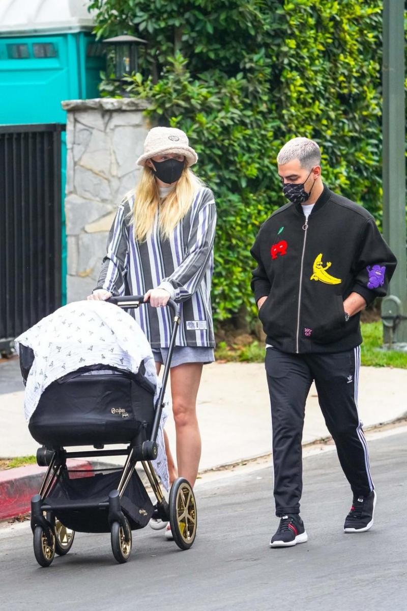 Sophie Turner și Joe Jonas, la plimbare cu bebelușul lor, în Los Angeles