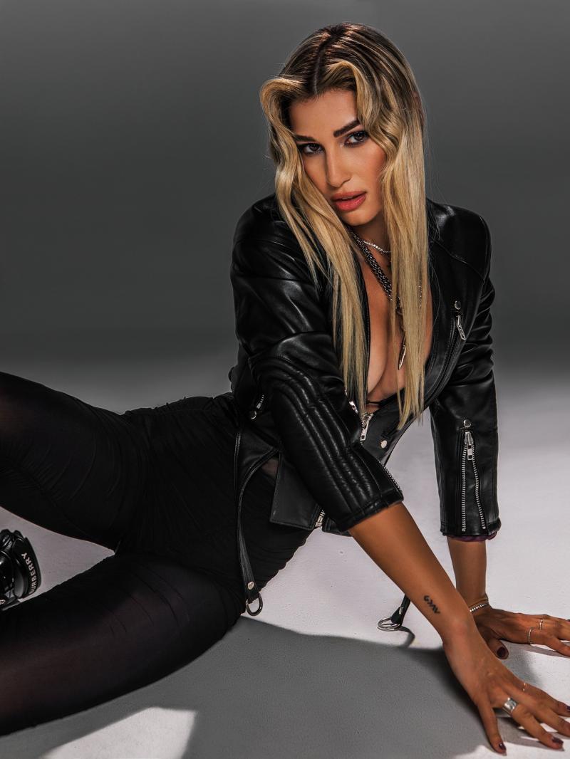 Alina Eremia, sexy într-un costum din latex rosu. Imagini incendiare din cel mai recent videoclip