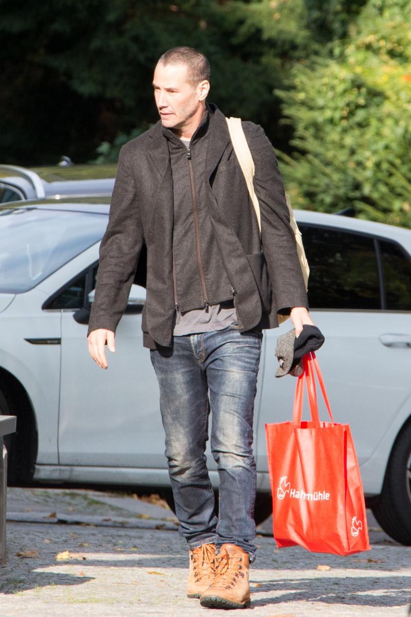 Keanu Reeves nu mai arată așa. Schimbarea de look radicală pe care a fost nevoit să o facă pentru Matrix 4