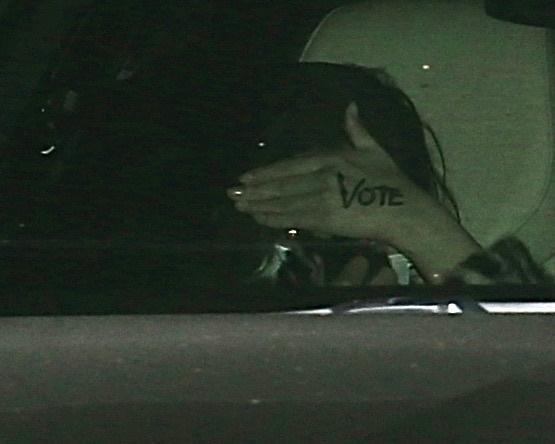 Selena Gomez, camuflată în spatele unui palton cu inserții animal print