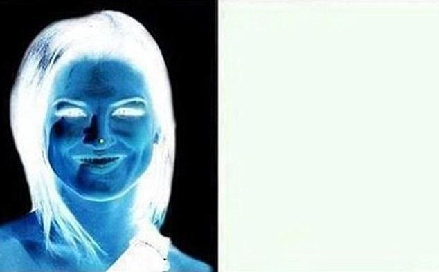 O imagine editata cu filtru negative in care apare chipul unei femei, care are un punct alb pe nas