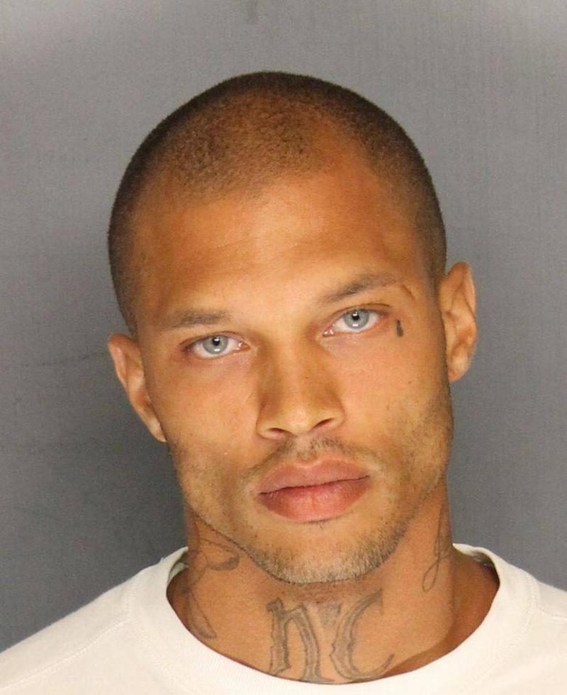 Jeremy Meeks, fotografiat în timp ce se afla în arestul departamentului de politie din California