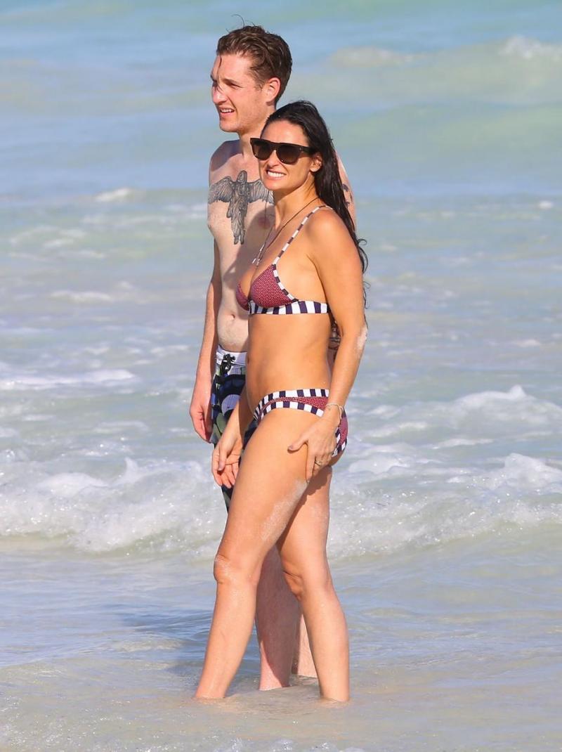 Demi Moore, intr-un costum de baie negru, din doua piese