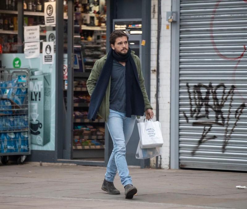 Kit Harington, fotografiat de paparazzii pe străzile din Londra, în timpul unei sesiuni de cumpărături