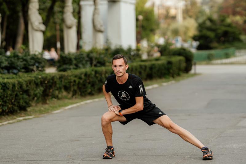 alex corneschi face incalzirea in parc inainte de antranament