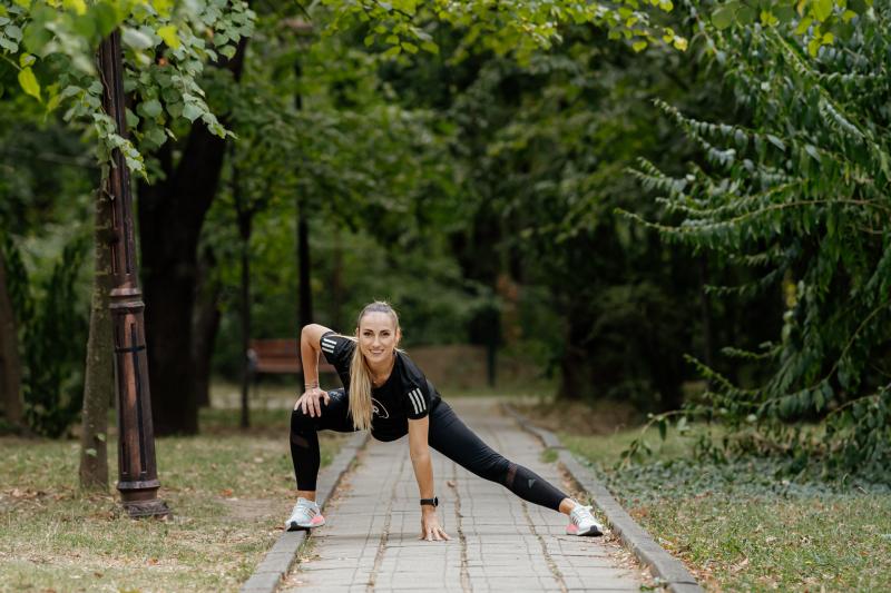 anca bucur face incalzirea in parc inainte de antranament