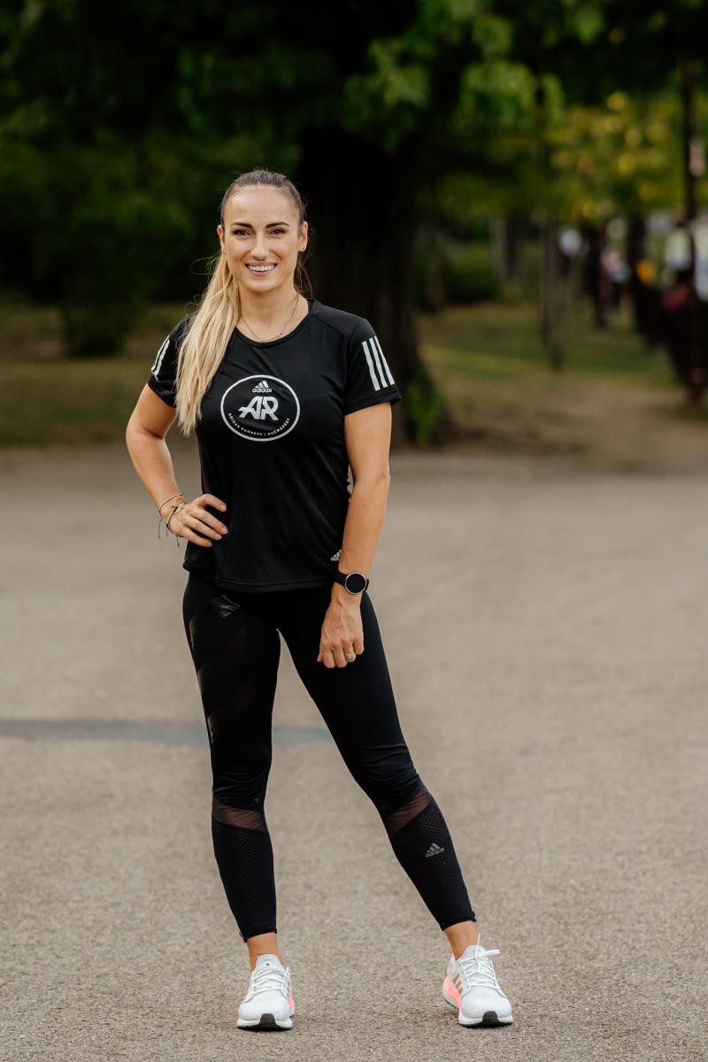 anca bucur imbracata in tinuta sport neagra, in parc