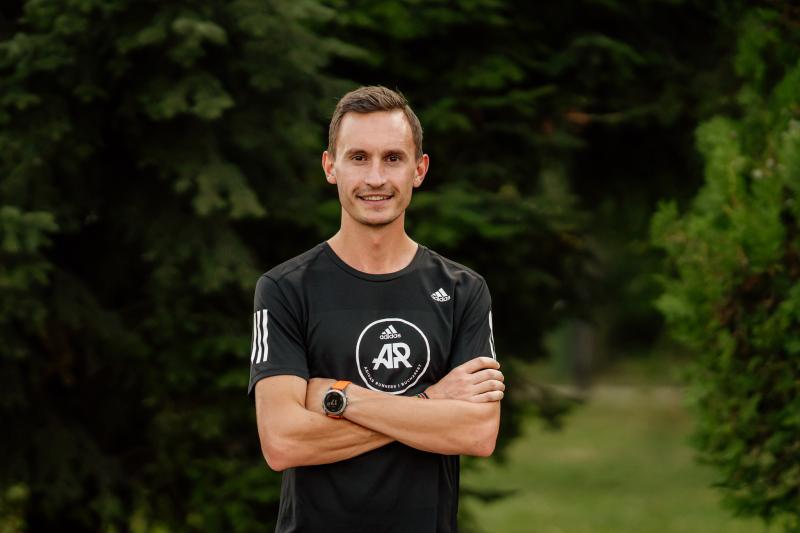 alex corneschi imbracat in tinuta sport neagra, in parc