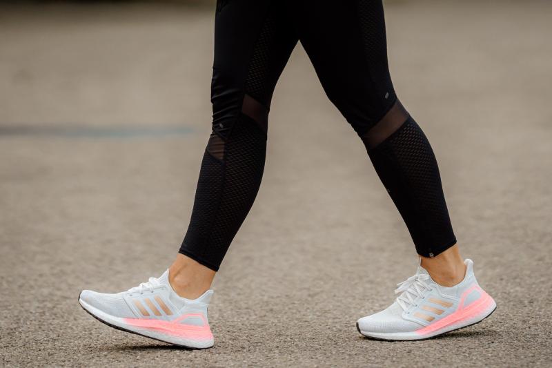 picioare in colanti negri si adidasi albi cu roz