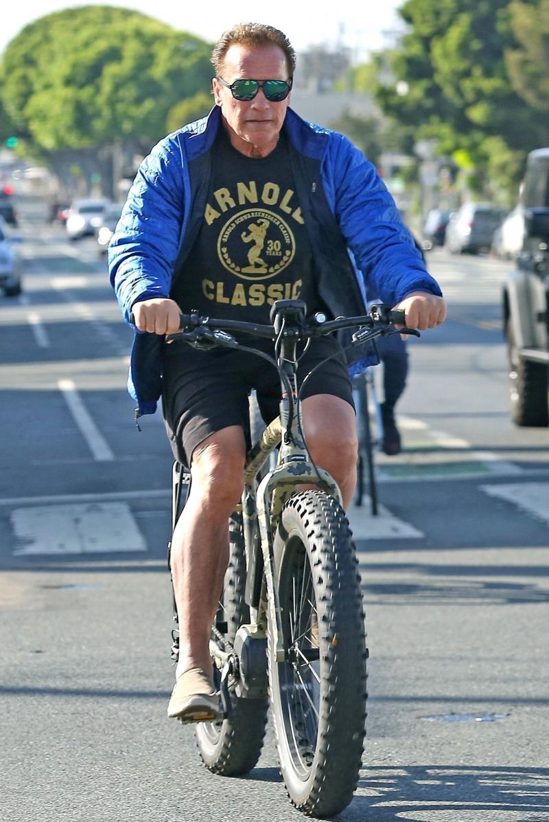 Arnold Schwarzenegger pe bicicletă