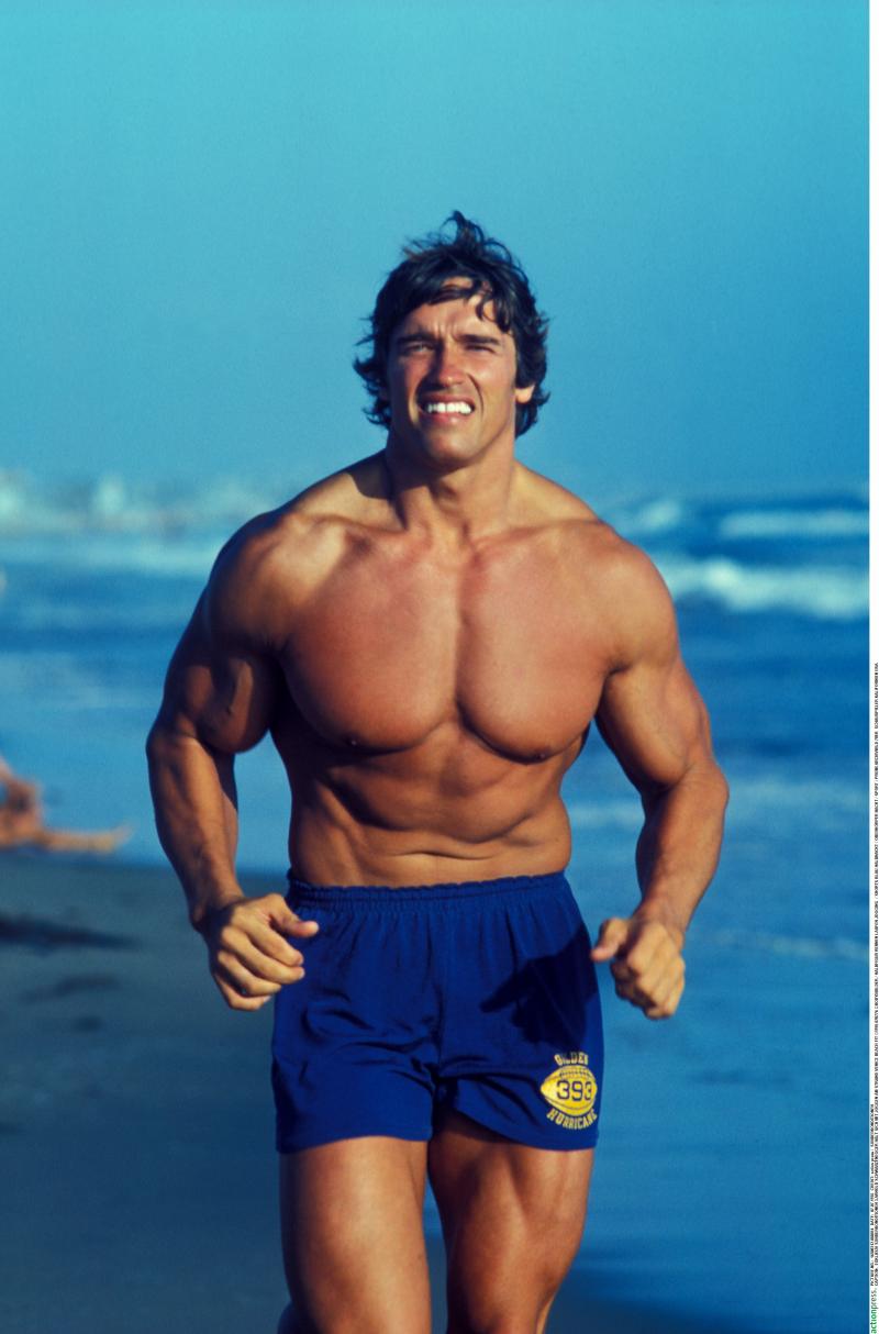 Arnold Schwarzenegger, pe plajă, la bustul gol
