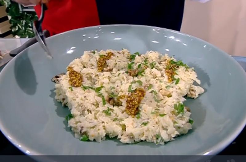 Salată de toamnă cu conopidă servită pe bruschete aromate