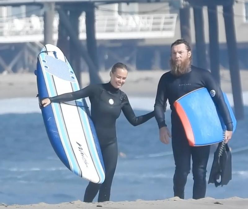 Sam Worthington a fost surprins la plajă alături de frumoasa lui soție. Cum au atras atenția