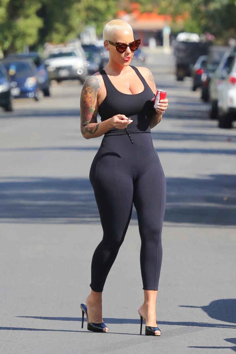 Vedete îndrăgostite de colanții ultra mulați. Divele care nu se sfiesc să-și ascundă formele generoase sub haine largi