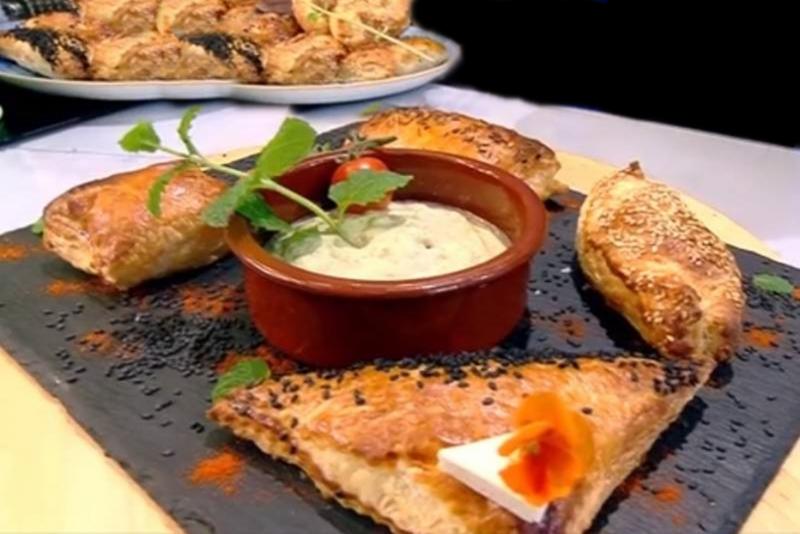 Rețetă de pateuri cu brânză și mărar servite cu sos de smântână și busuioc