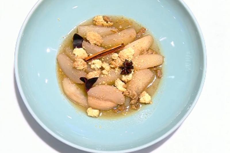 Rețetă de crumble cu pere în sos de coniac, preparată de Nicolai Tand la Neatza cu Răzvan și Dani