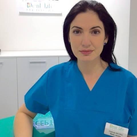 Soția lui Dan Negru, la cabinetul dentar la care lucrează