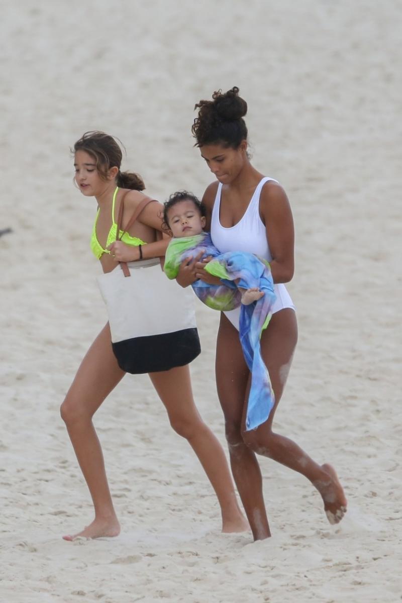 vincent cassel si sotia sa, tina kunajey, la plaja cu fetita lor