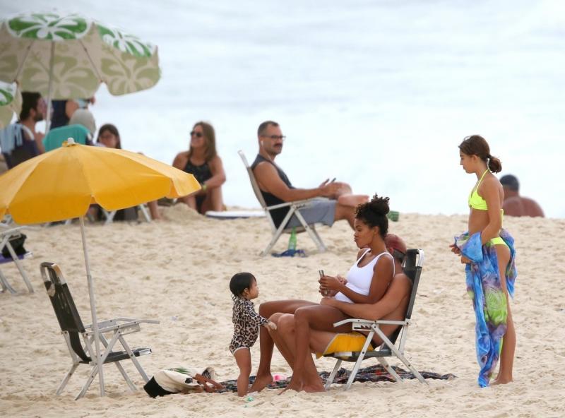 vincent cassel si sotia sa, tina kunajey, la plaja