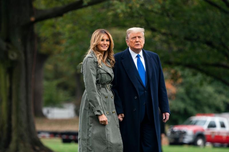 Melania si Donald Trump, fotografiati cand se tin de mana, desi dorm separat