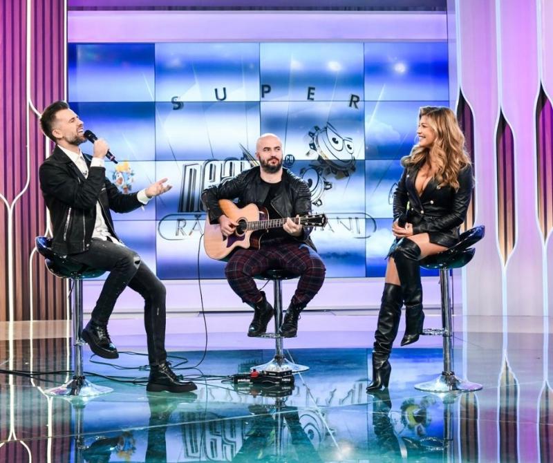 Loredana, răvășitoare cu decolteu amplu și pantaloni scurți din piele. Ținuta sexy aleasă de divă pentru o apariție live