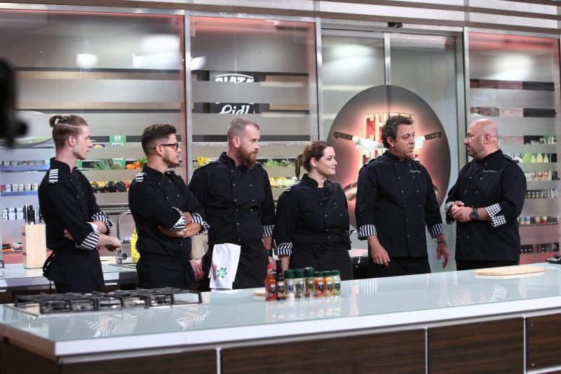 Sorin Bontea și bucătarii din echipa sa, în sezonul 8 „Chefi la cuțite”