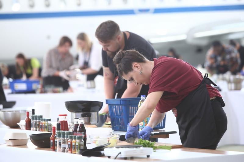 S-au oferit primele tunici la Chefi la cuţite, iar chefii au aflat "semnele" echipelor. Emisiunea, lider de audiență