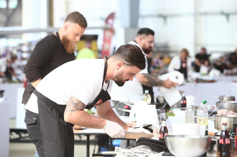 S-au oferit primele tunici la Chefi la cuţite, iar chefii au aflat "semnele" echipelor. Emisiunea, lider de audiență