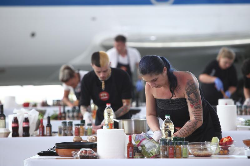 S-au oferit primele tunici la Chefi la cuţite, iar chefii au aflat "semnele" echipelor. Emisiunea, lider de audiență