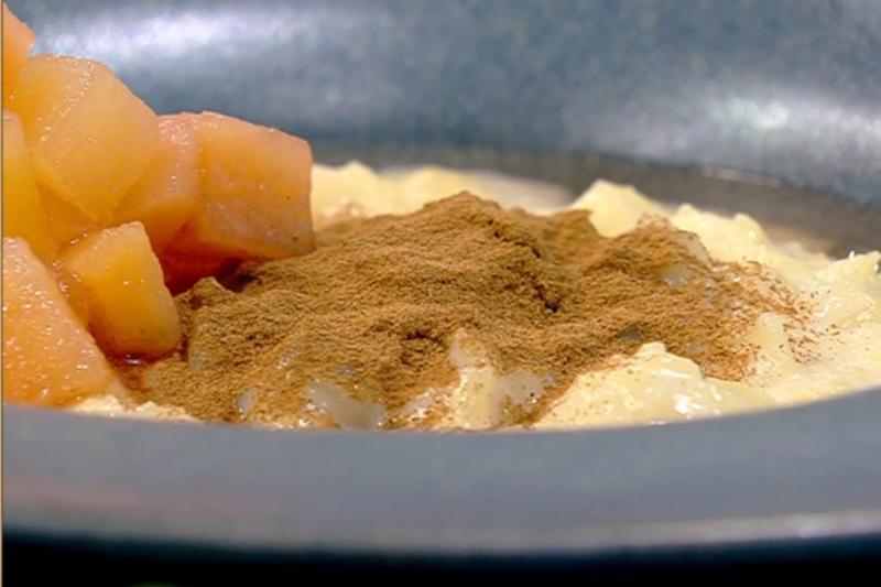 Rețetă din copilărie: Colarez cu lapte garnisit cu dulceață de gutui