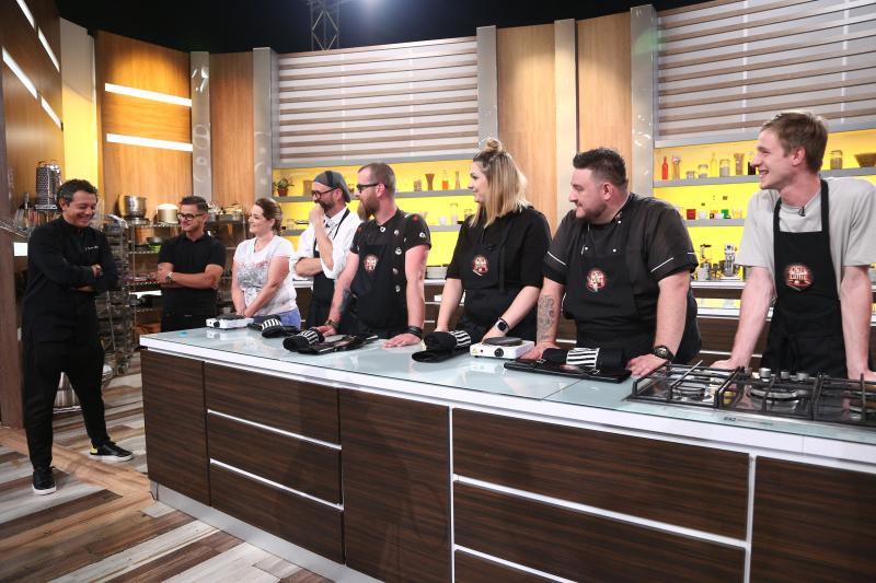 Ei sunt bucătarii din echipa lui Sorin Bontea, în sezonul 8 „Chefi la cuțite”! Cum arată tunicile în dungi