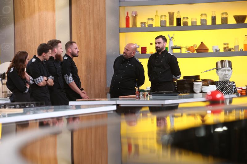 Cătălin Scărlătescu și echipa sa, în sezonul 8 al emisiunii „Chefi la cuțite”