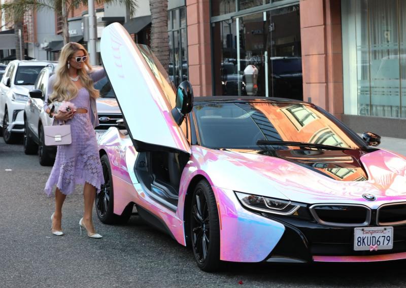 Paris Hilton lângă noua sa achiziție, un BMW de culoare roz