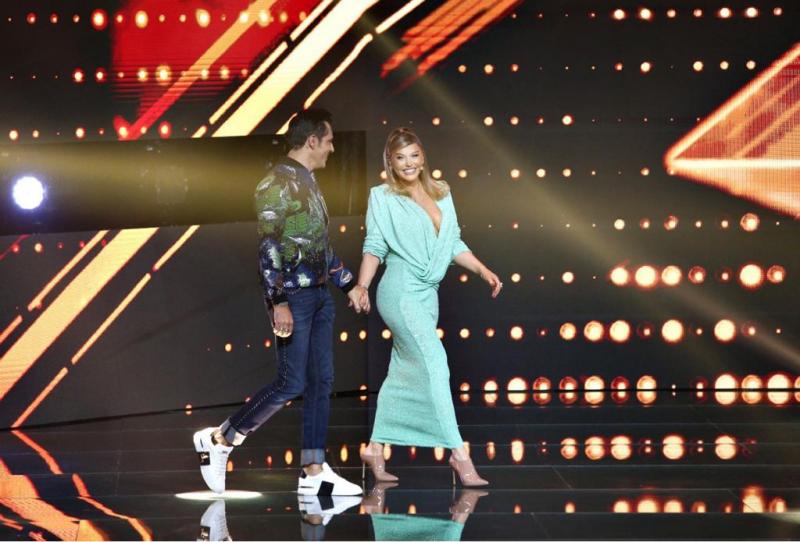 X Factor 2020. Delia și Loredana, impecabile în două ținute deosebite. Iată rochiile care le-au făcut să strălucească