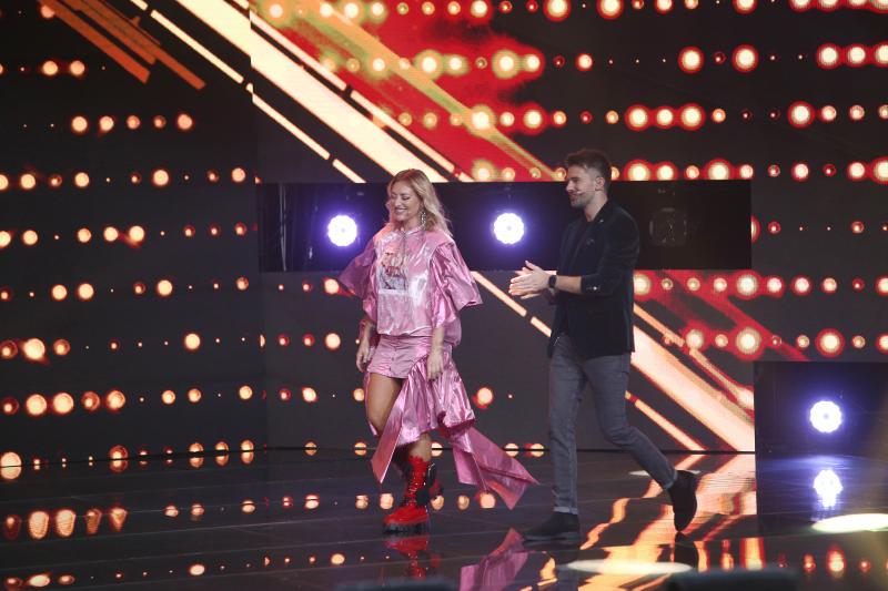 X Factor 2020. Delia și Loredana, impecabile în două ținute deosebite. Iată rochiile care le-au făcut să strălucească