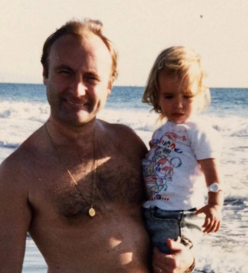 Lily Collin, alături de tatăl ei, Phil Collins, la mare