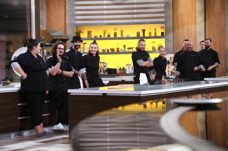 Concurenții așteptând verdictul dat de bandă, în ediția 39 din sezonul 8 „Chefi la cuțite”