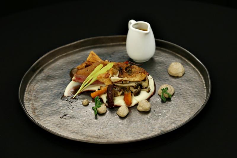 Piept de rață cu piure de rădăcinoase albe