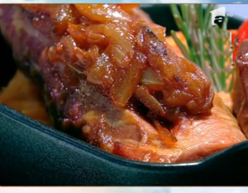 Rețetă de mușchiuleț umplut cu sos de ceapă și piure de cartofi dulci cu păstârnac, gătită de Vlăduț la Neatza cu Răzvan și Dani