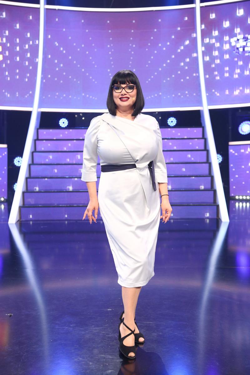 Ozana Barabancea, purtând rochie albă, peste genunchi și o centură în talie, în gala 13 TCDU