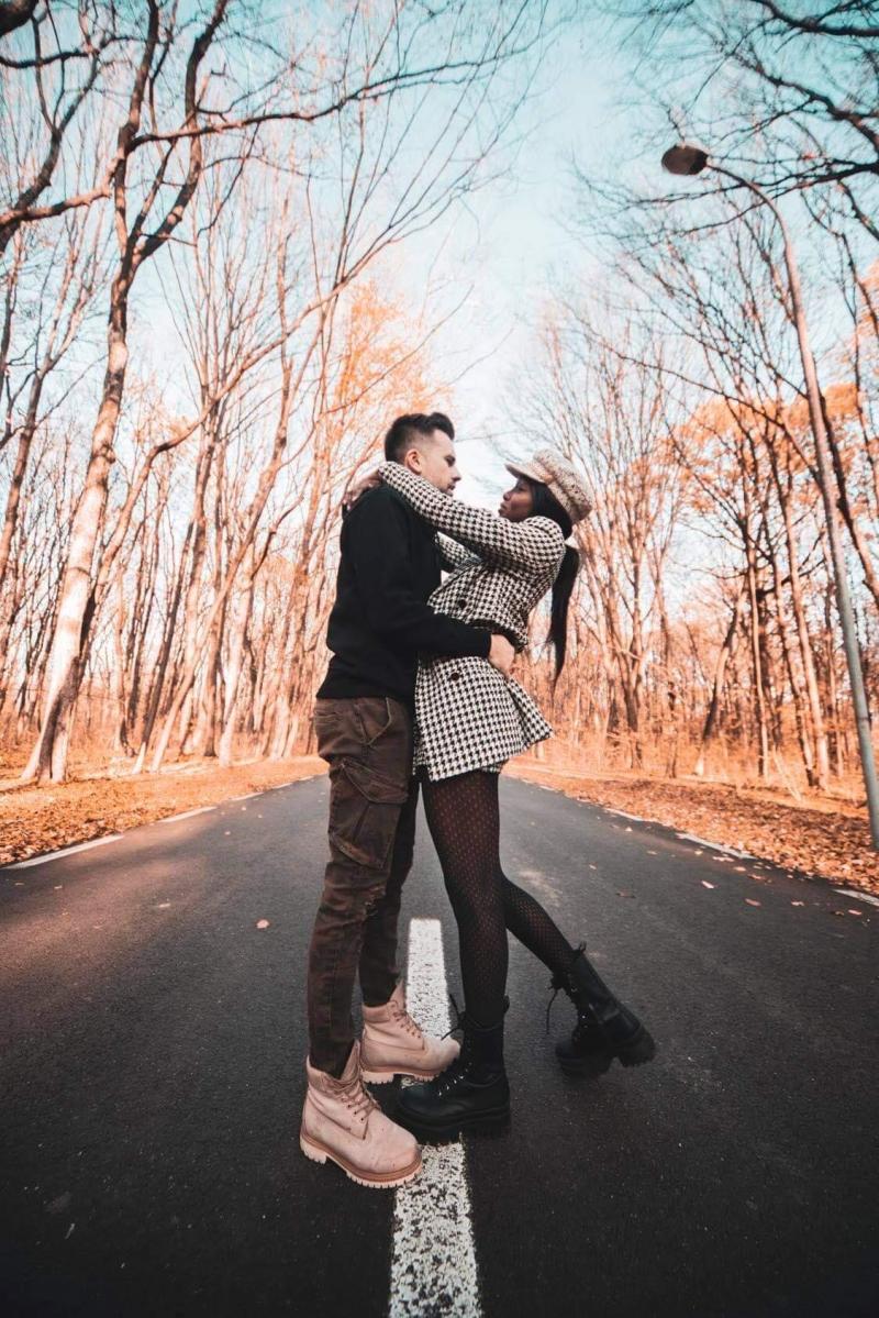 Florin ristei si iubita sa, Naomi Hedman, in timp ce se imbratiseaza dragastos