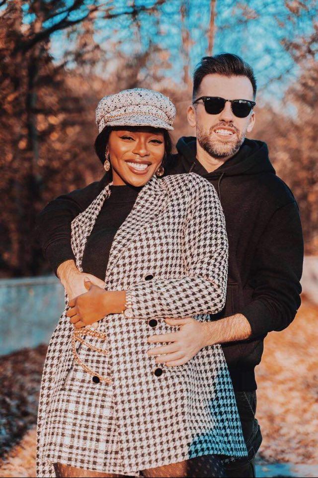 Florin ristei si iubita sa, Naomi Hedman, in timp ce se imbratiseaza dragastos