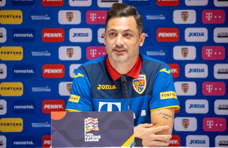 mirel radoi cu microfonul in fata tine o conferinta de presa pentru rezultatele de la liga natiunilor 2020