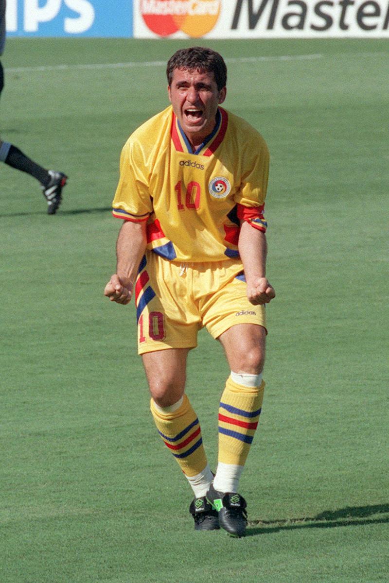 gica hagi frustrat pe stadion imbracat in echipamentul nationalei romane de fotbal