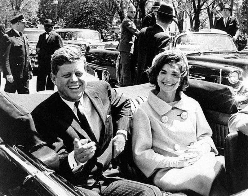 Președintele american John F. Kennedy, alături de soția sa Jacqueline Kennedy