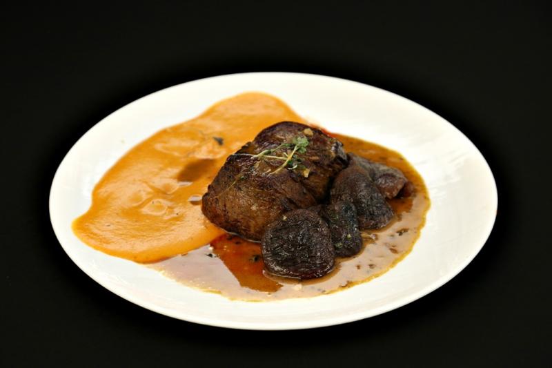 Mușchi de vită cu piure de ardei copți