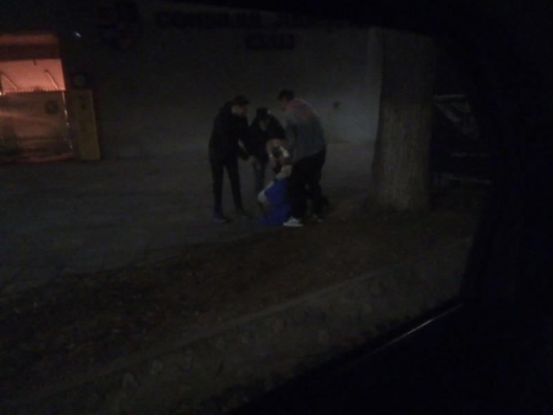 „Îl iau ca pe mort şi-l îndeasă în maşină“! Un tânăr s-a prăbușit pe asfalt, după ce a ieșit dintr-un club din Cluj! Imagini tulburătoare! FOTO